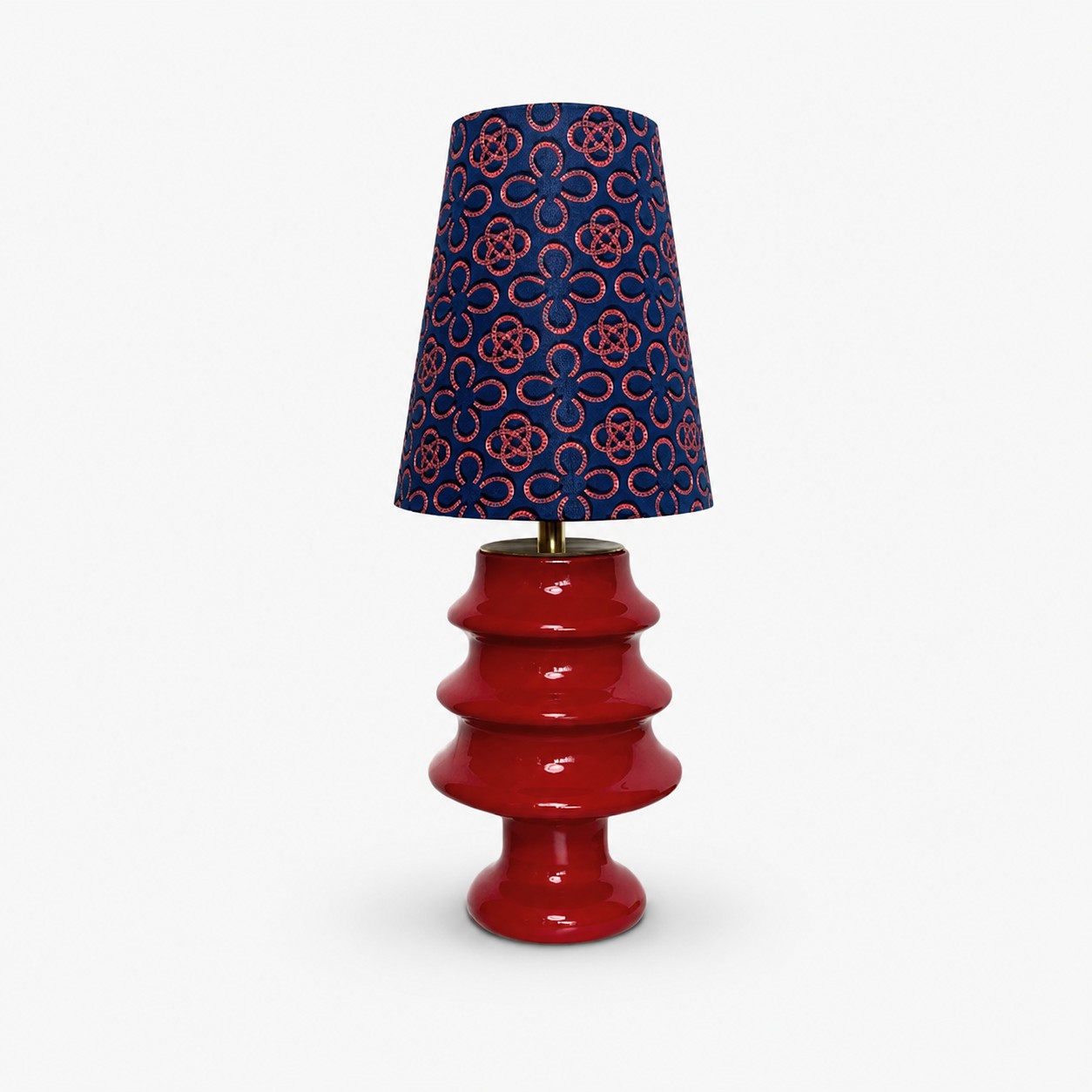 Tischlampe aus besticktem Stoff und skulpturaler Keramik