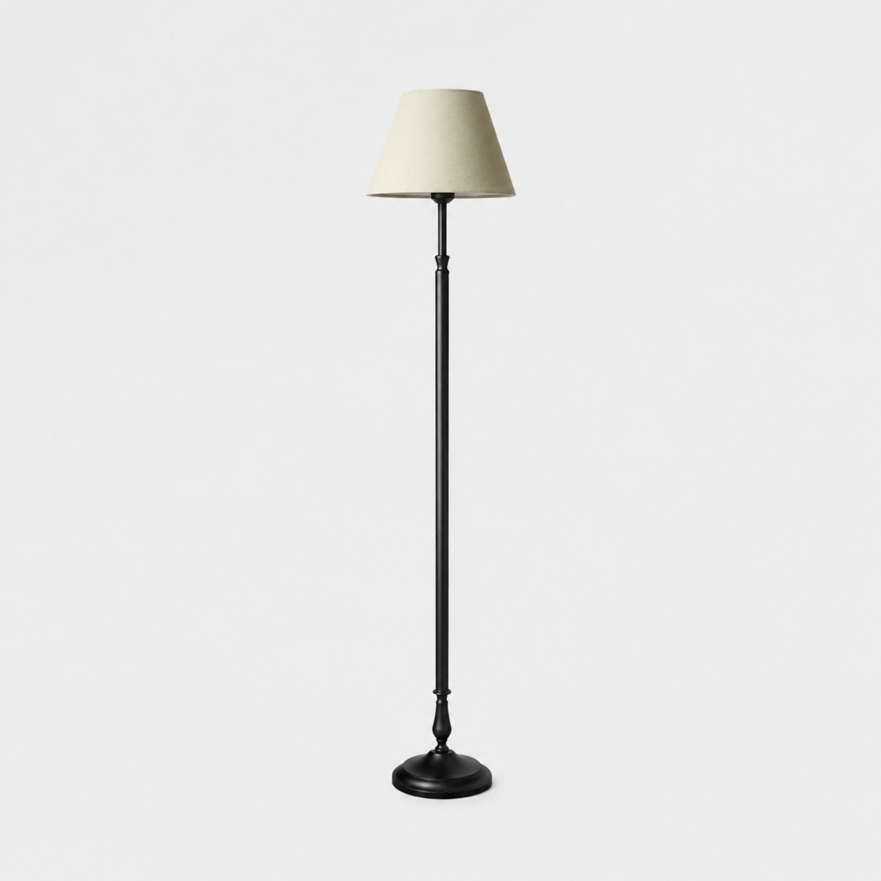 Lampadaire vintage en fer noir avec abat-jour en tissu sauge clair.