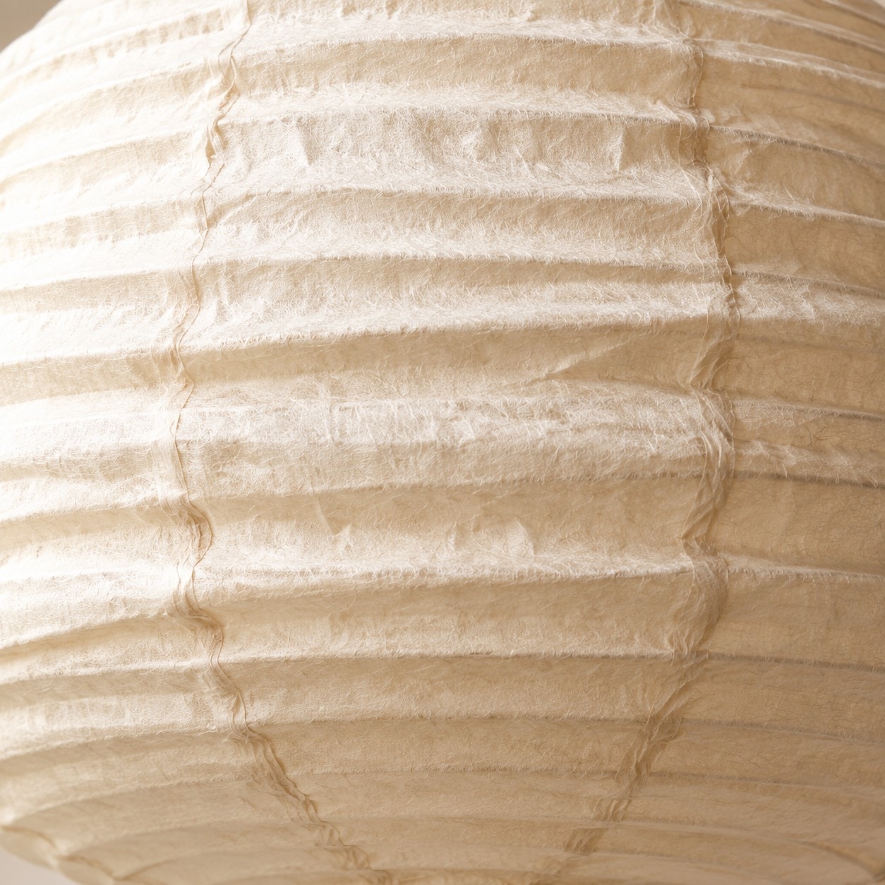 Vue rapprochée de la texture en couches de l’abat-jour en lin naturel