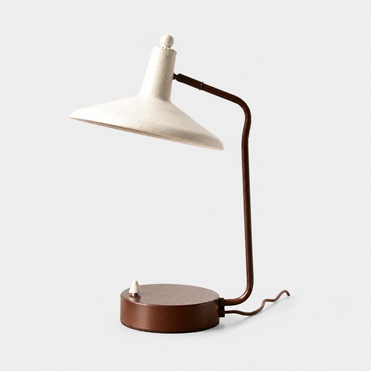 Vooraanzicht van een Japanse ijzeren bureaulamp met ivoren kap en bruin frame.