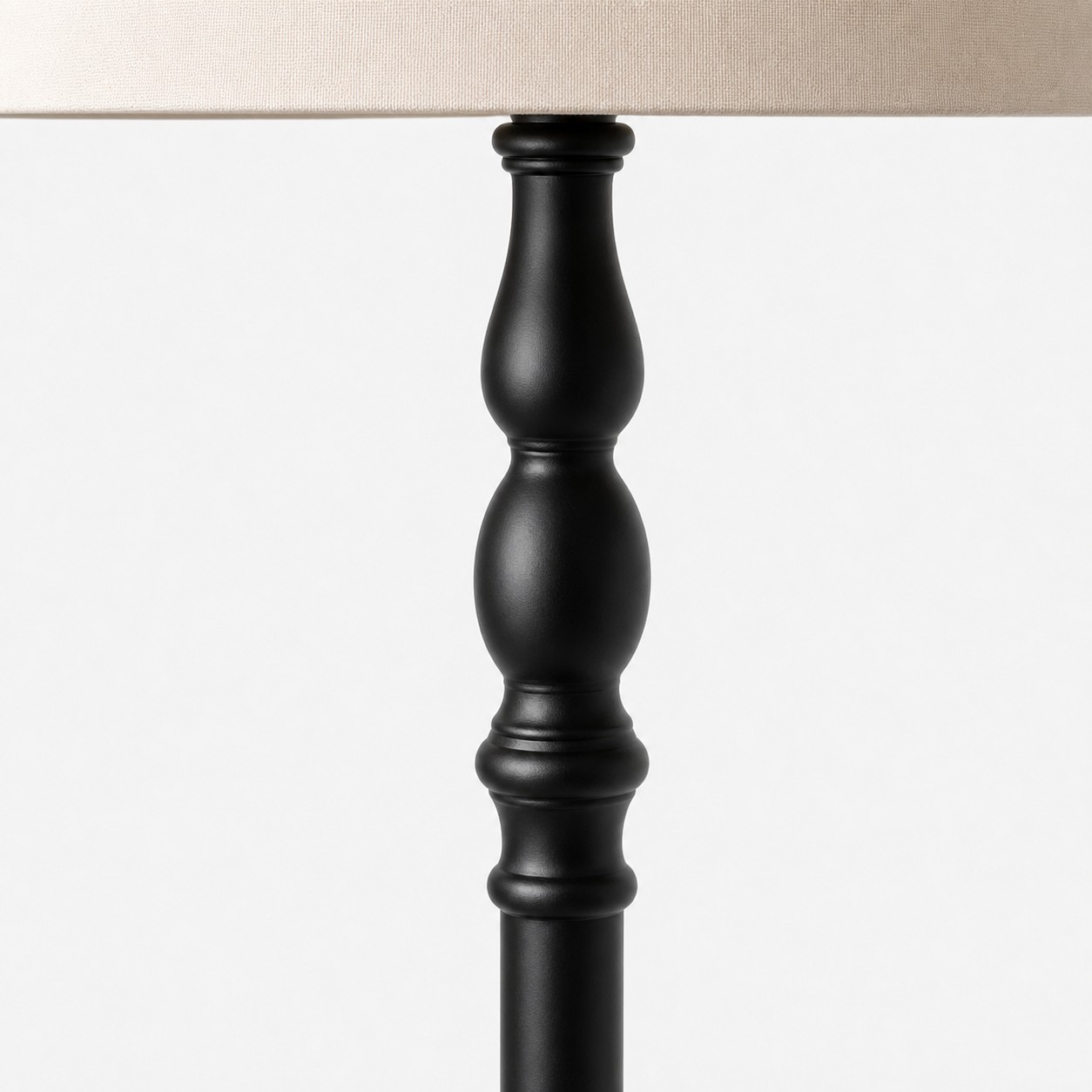 Detailweergave van de zwarte gedraaide houten standaard
