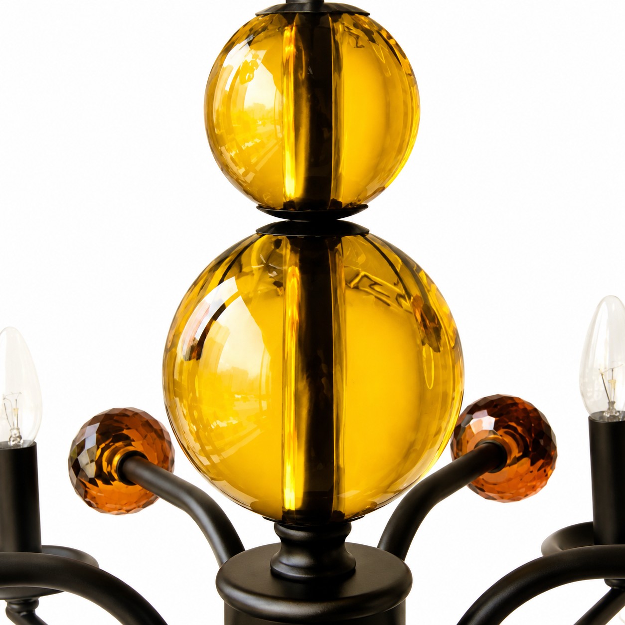 staplade bärnstensfärgade glasornament på ljuskronans mittpelare