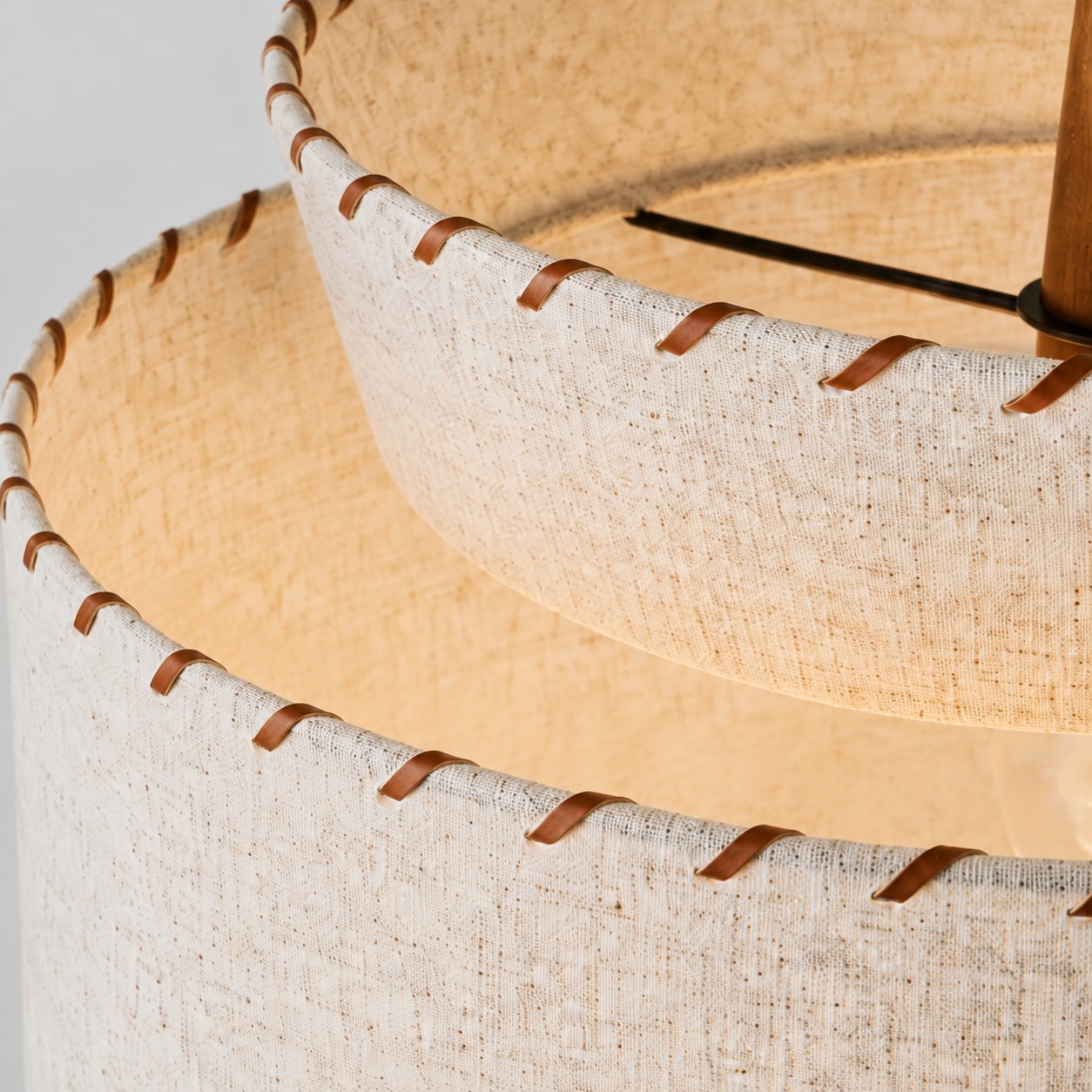 détail de suspension aspect bois sur une suspension en lin