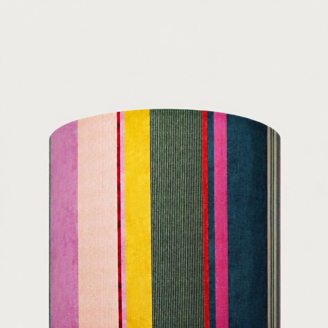 Vue détaillée de l’abat-jour de la lampe en tissu rayé multicolore