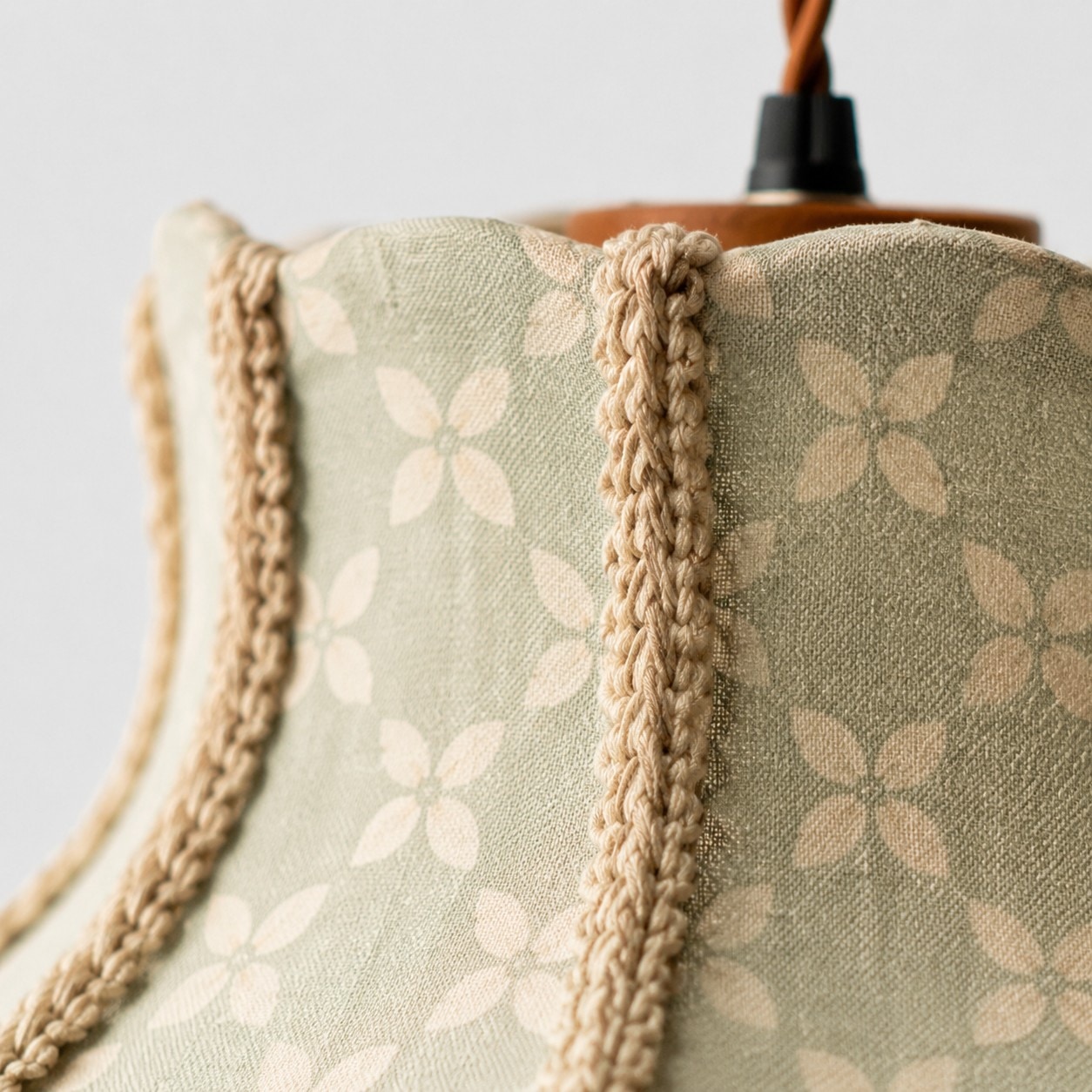 Braided trim around the upper shade