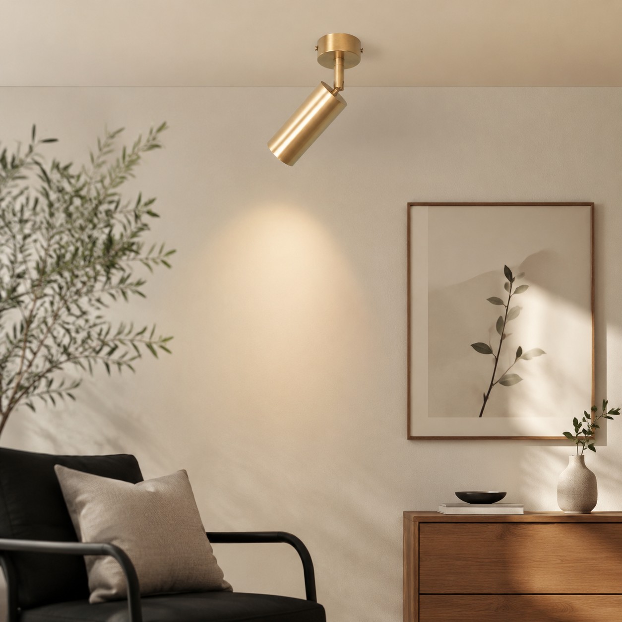 Mässingsspotlight i taket installerad i vardagsrumsmiljö