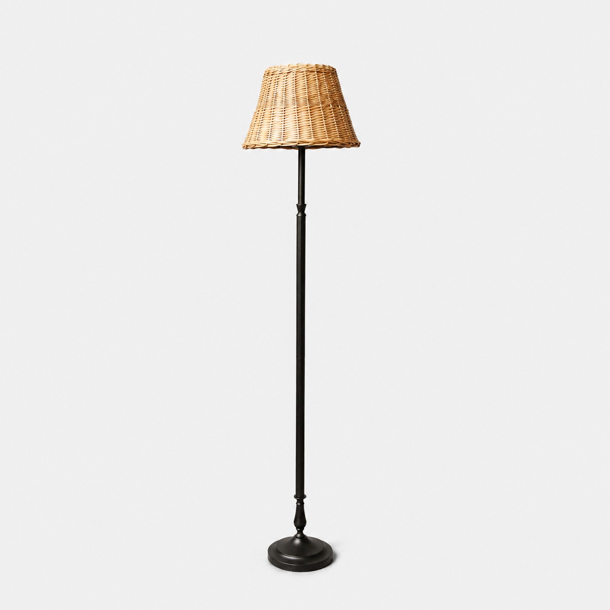 Productoverzicht van een handgeweven rotan vloerlamp