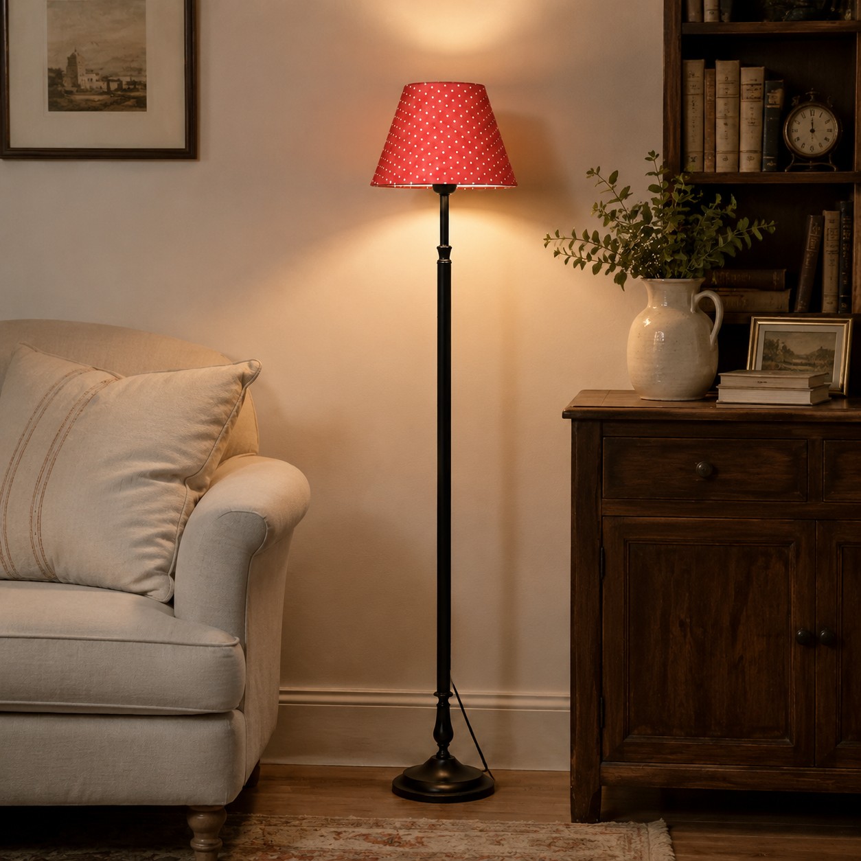 Lampadaire vintage en fer noir à côté d'un fauteuil rembourré dans un salon chaleureux