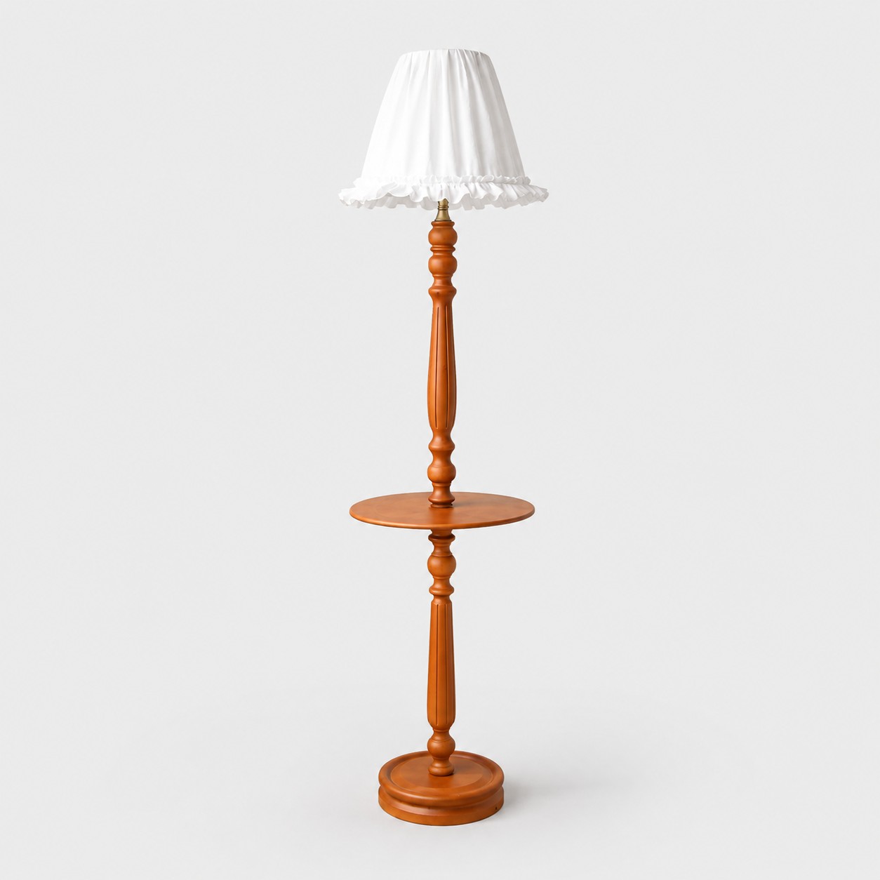 Witte lampenkap met ruches en bijzettafel