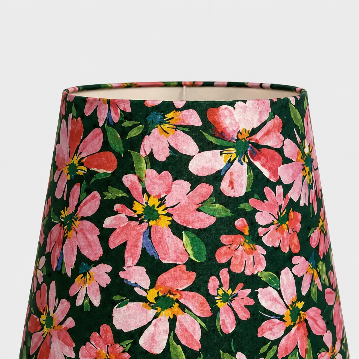 Primer plano de la textura de la pantalla de tela floral Liberty rosa y su borde ribeteado
