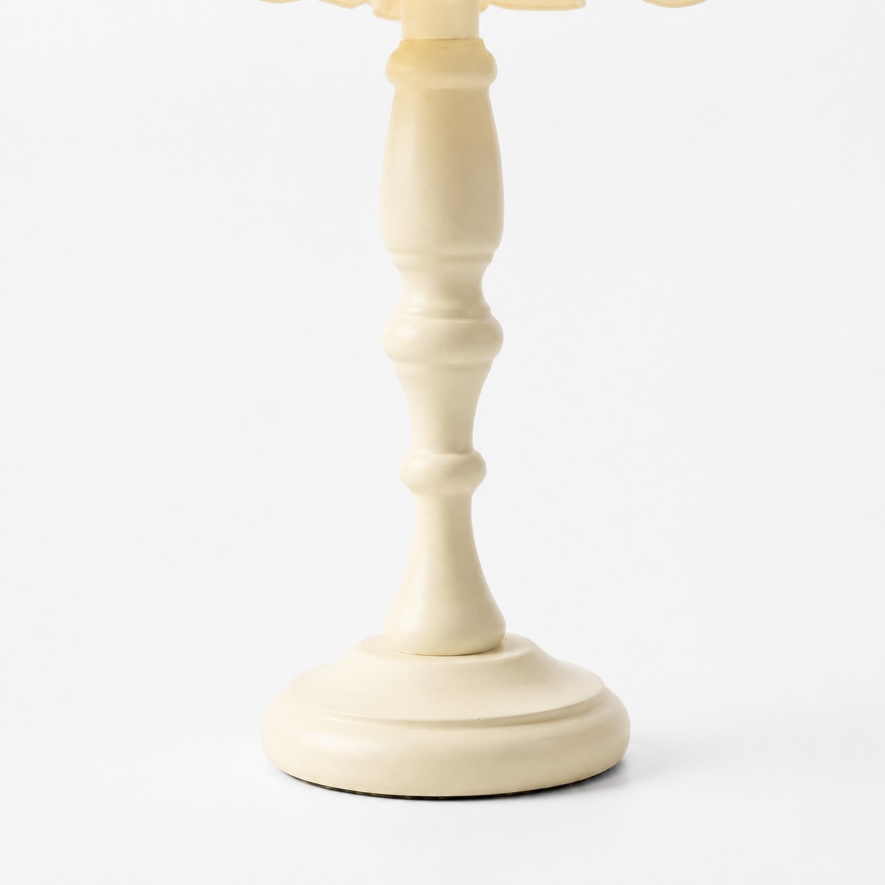 Lampada da tavolo con volant floreali ricamati 3