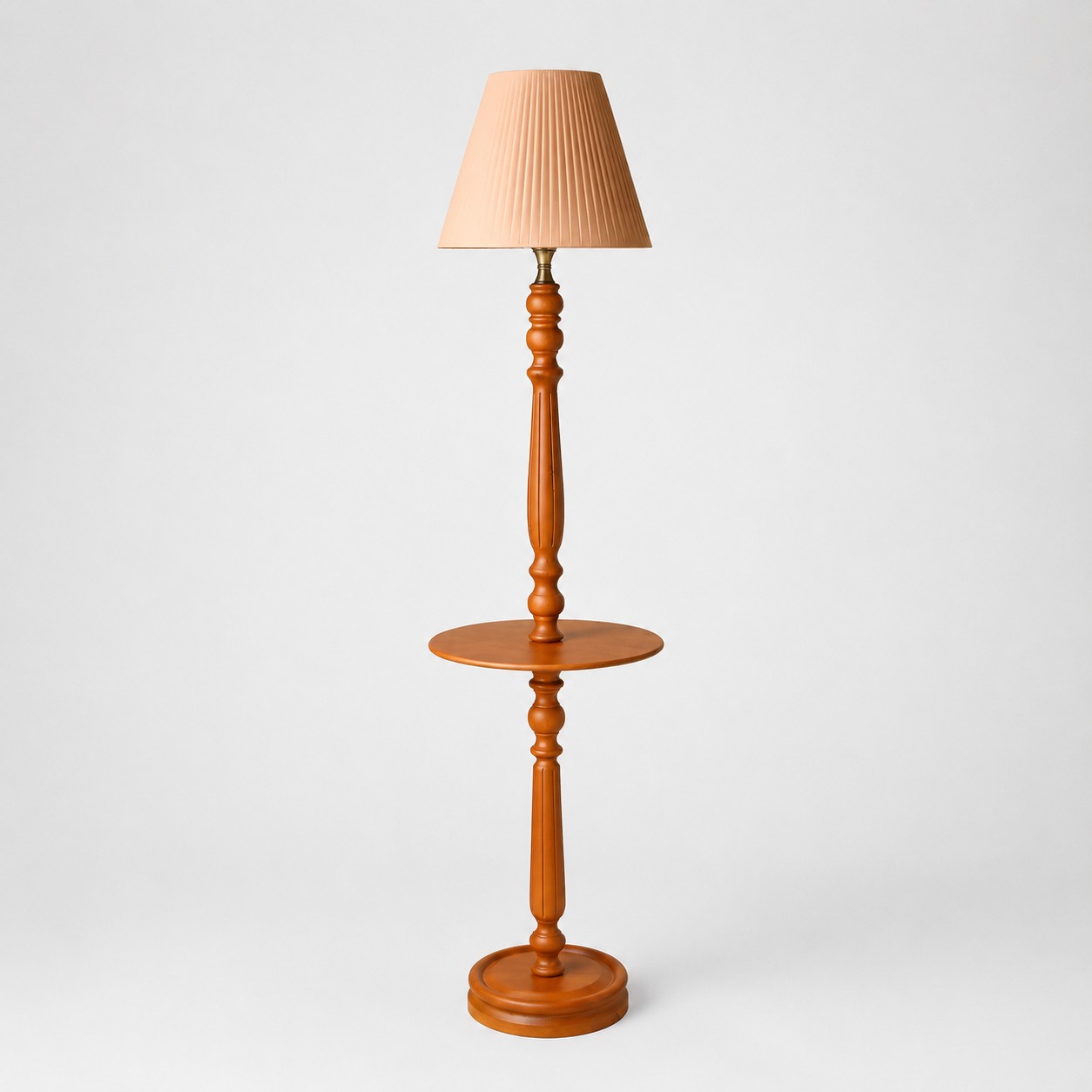 Beige plissé lampenkap met bijzettafel