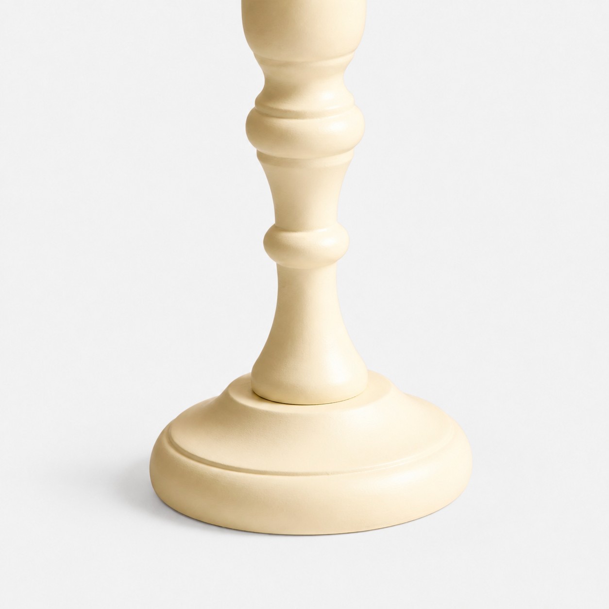 Detailweergave van de gebeeldhouwde houten basis.