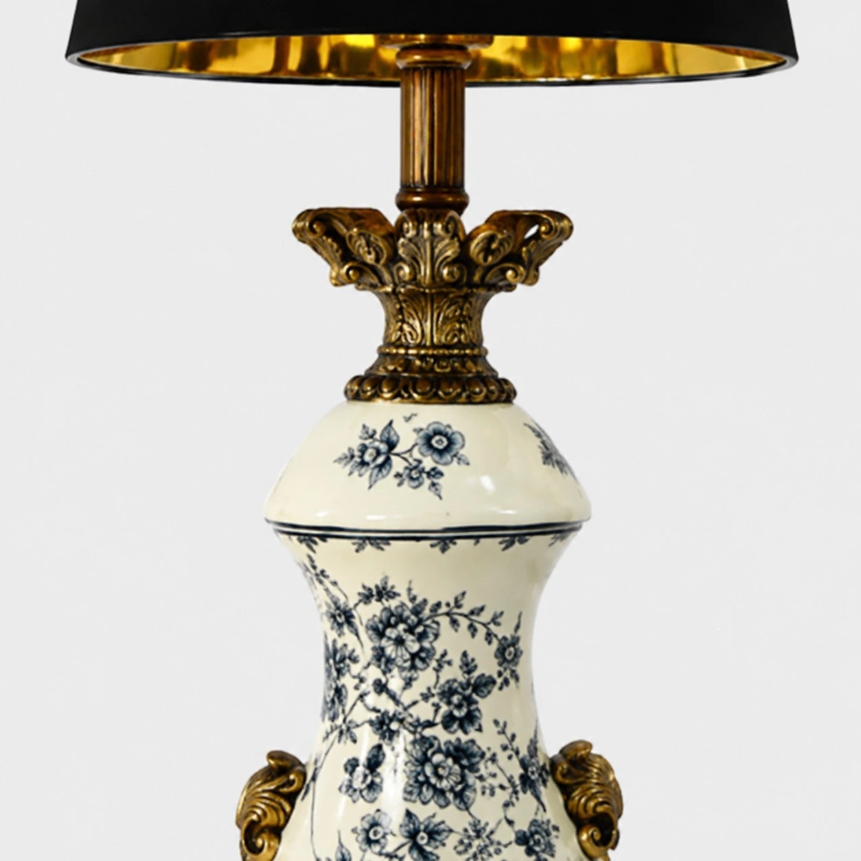 Cuerpo floral de estilo porcelana con herrajes decorativos en relieve.