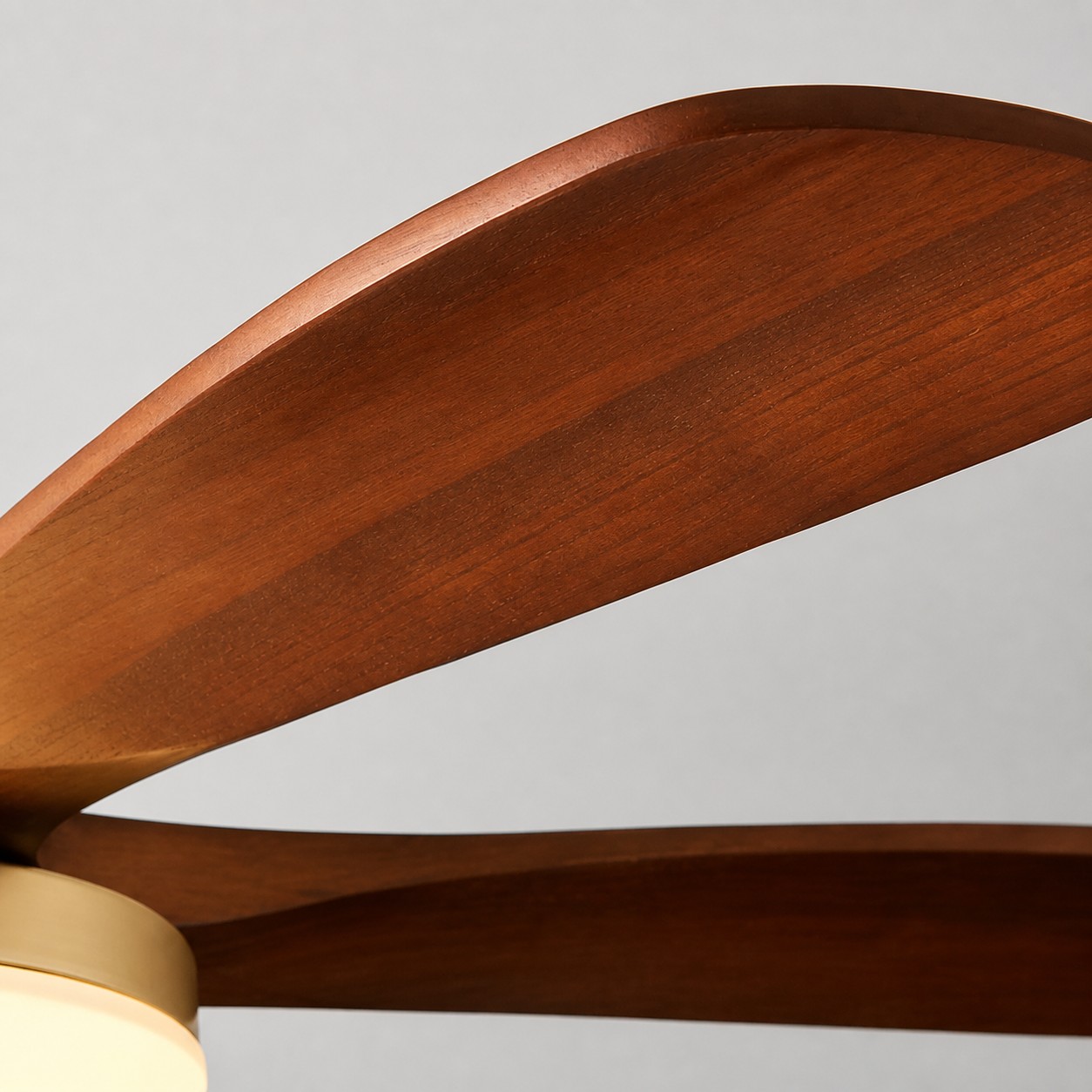 Primer plano de una aspa de ventilador de madera maciza