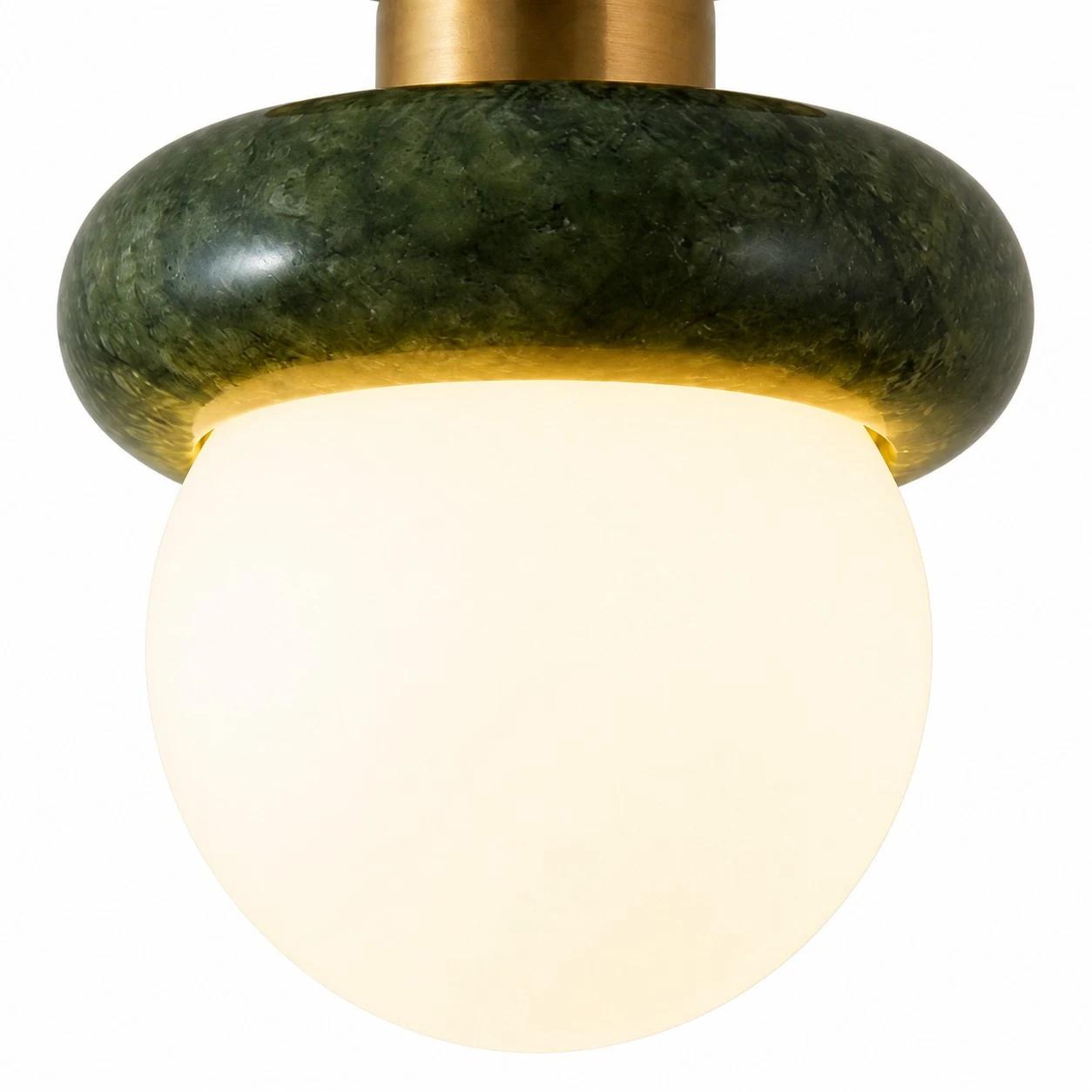 Närbild av mässingsfärgad baldakin och naturlig jadering