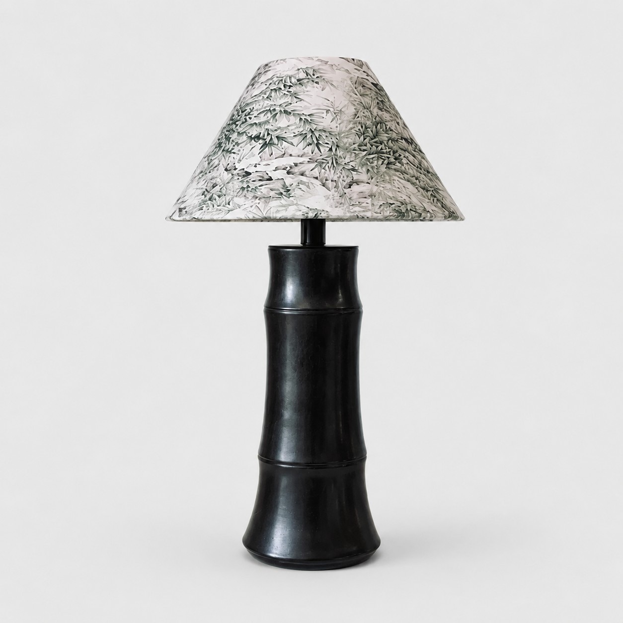 Lampe de table en céramique brun foncé avec abat-jour à motif botanique