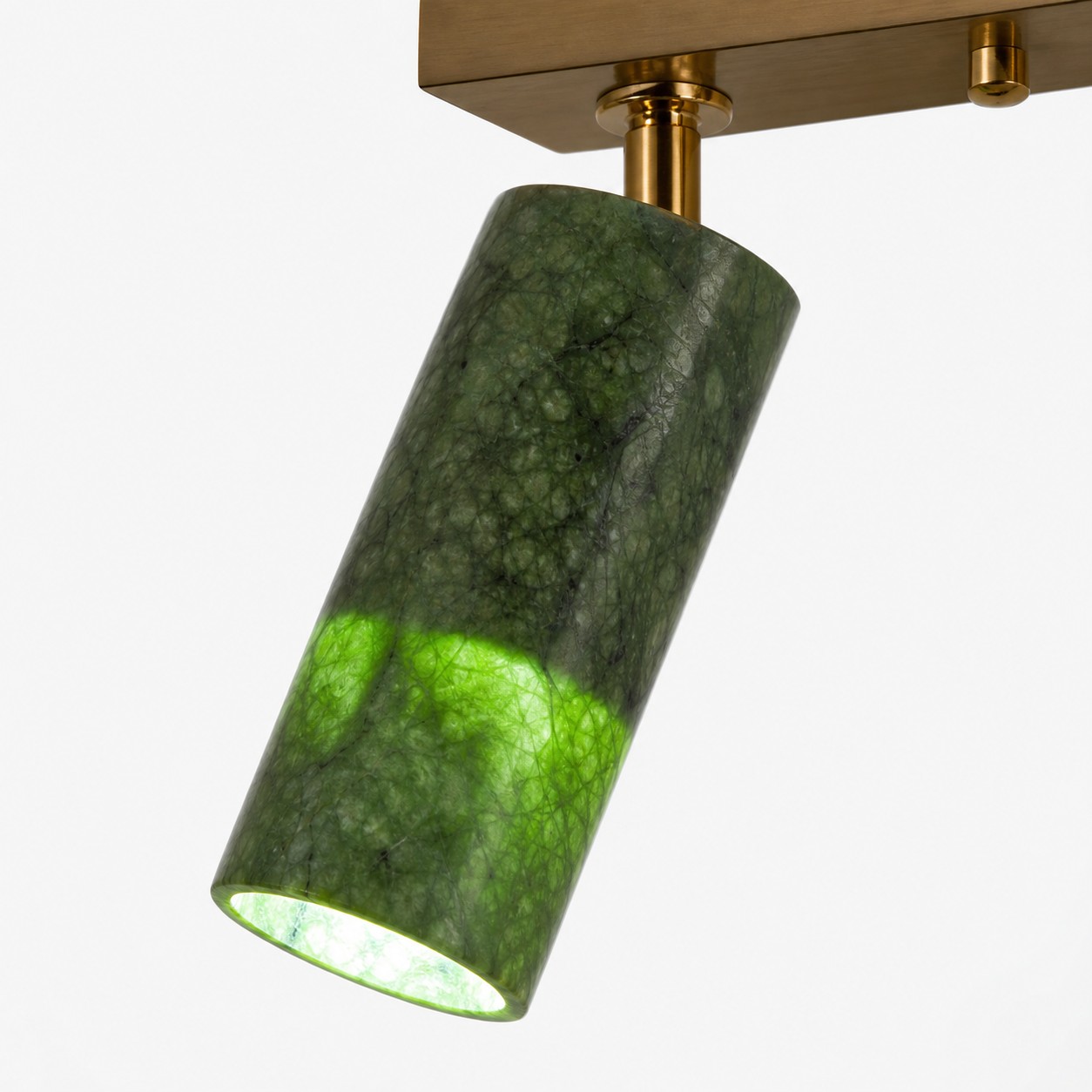 Adjustable shade angle