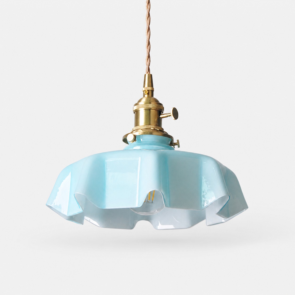 Suspension individuelle Powder Blue sur fond uni