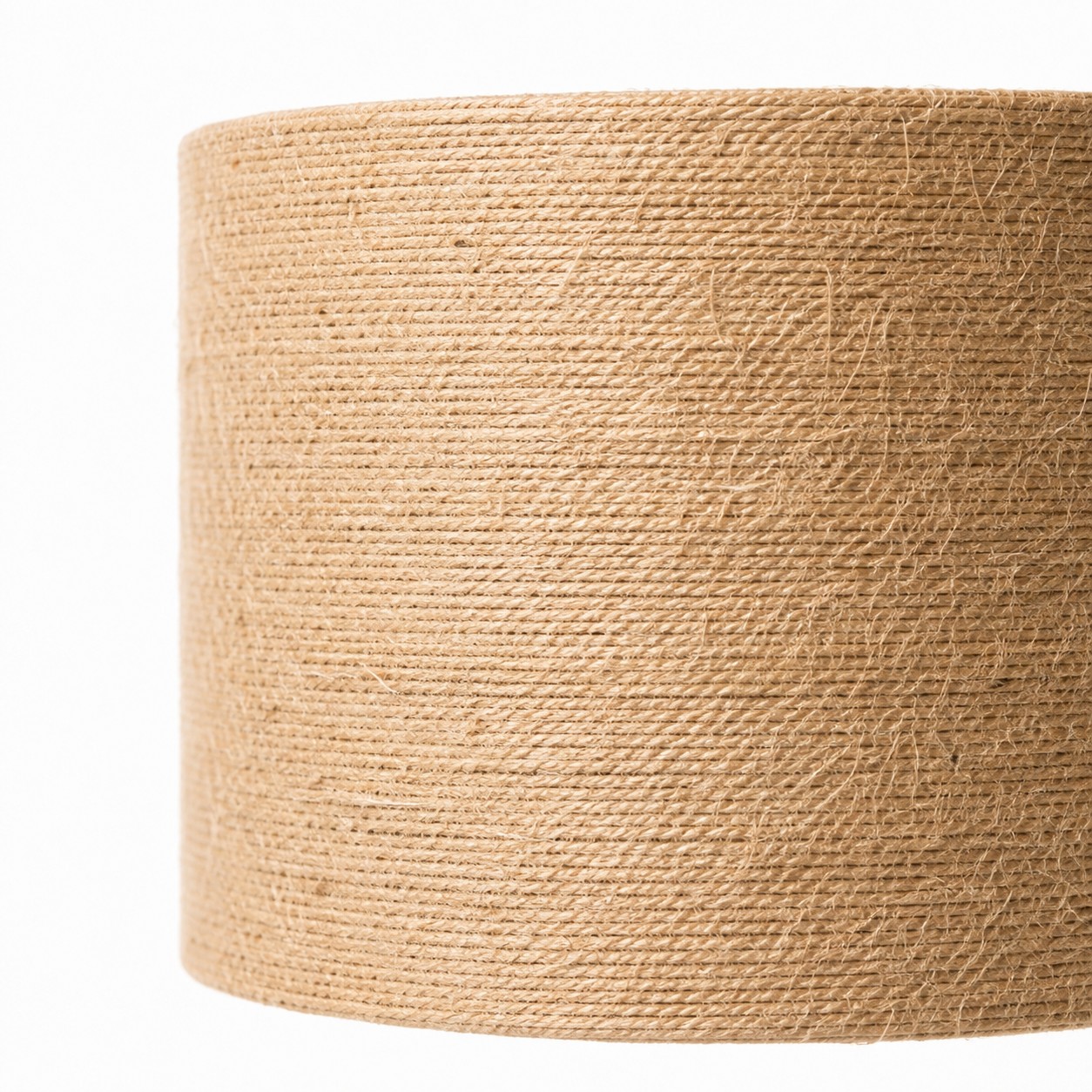 Vue rapprochée de la texture de l’abat-jour en jute tressée