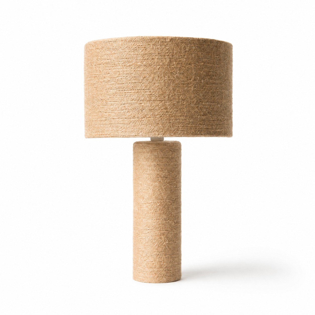 Lampe de table cylindrique en jute tressée sur fond blanc