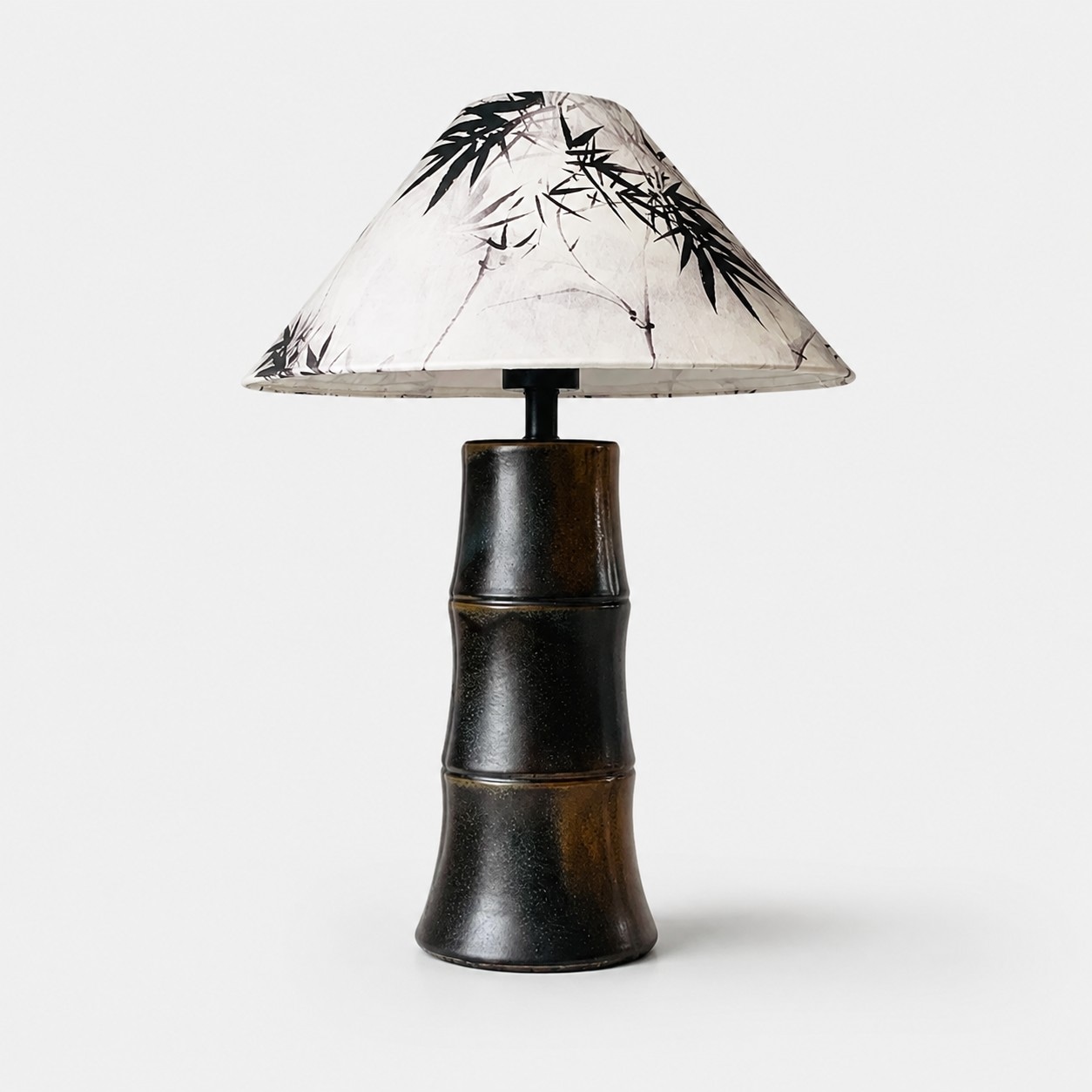 Lampe de table haute en céramique brun foncé en forme de bambou