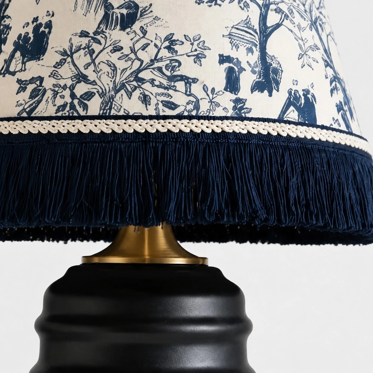 Bestickte Keramik-Tischlampe