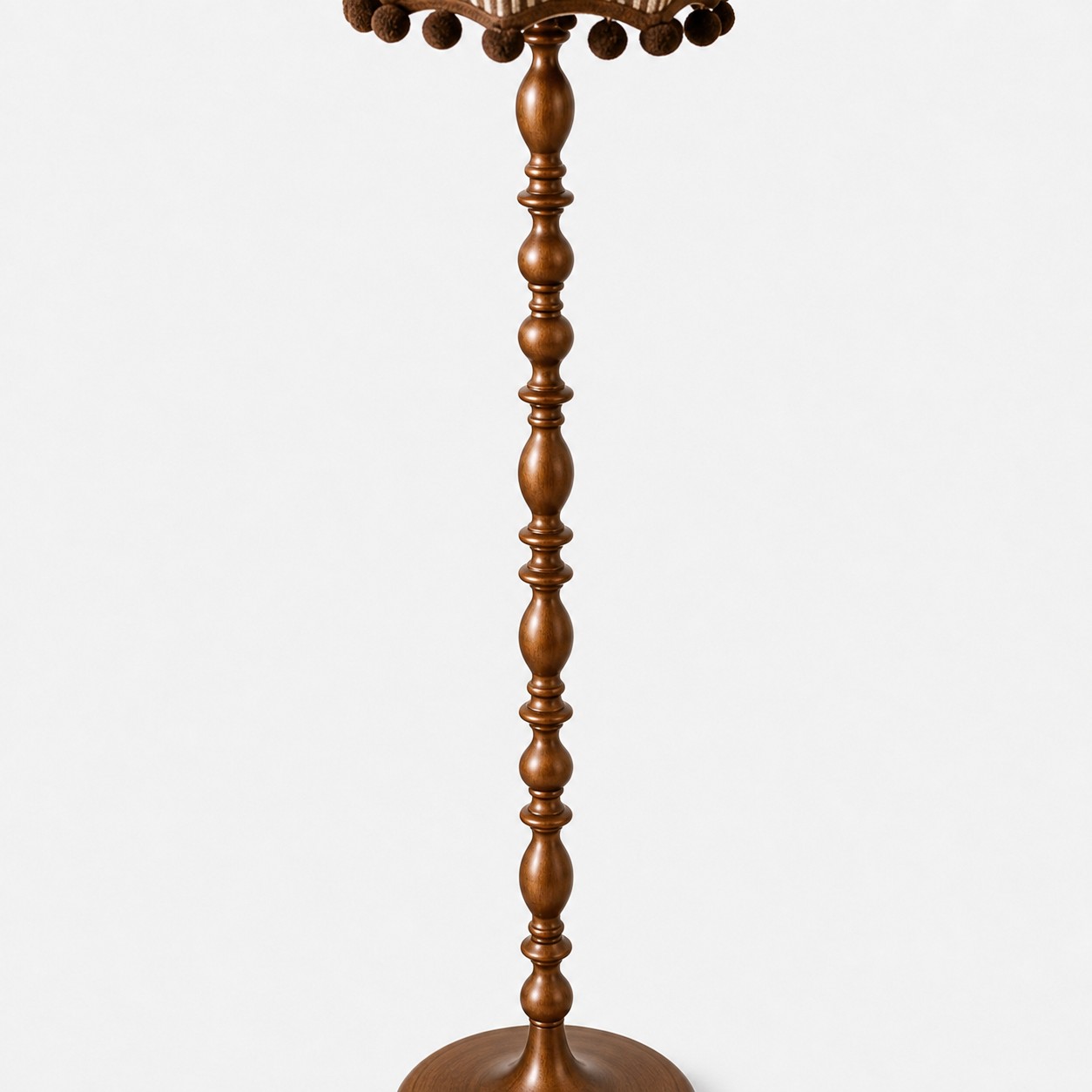 Gros plan sur la finition sculptée imitation bois du pied de ce lampadaire vintage