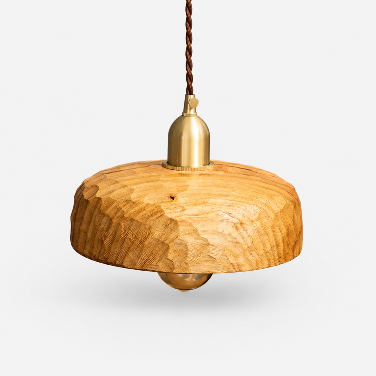 Lámpara colgante de madera natural tallada sobre un fondo limpio