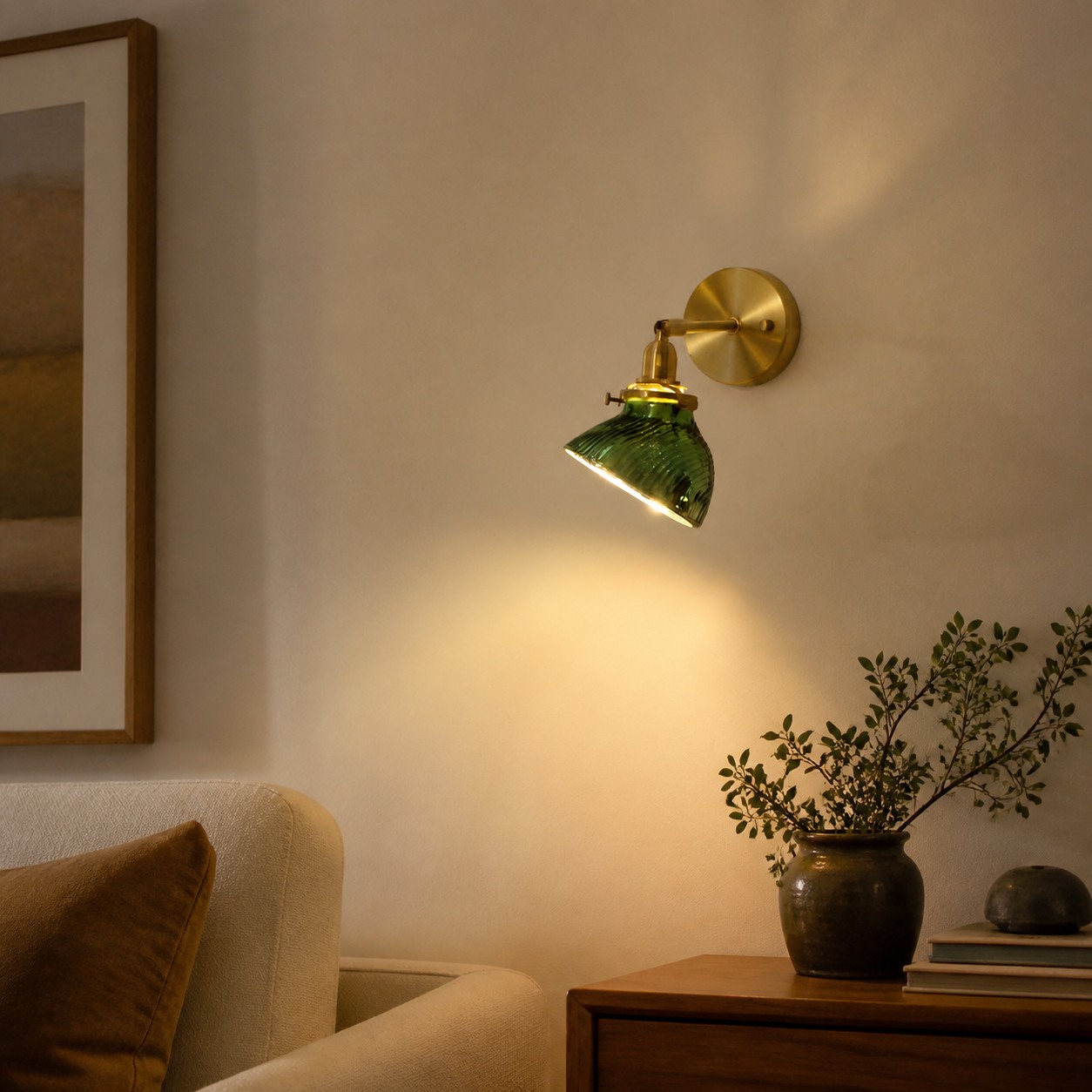 Lámpara de pared de latón y vidrio verde junto a la cama, en un rincón de lectura