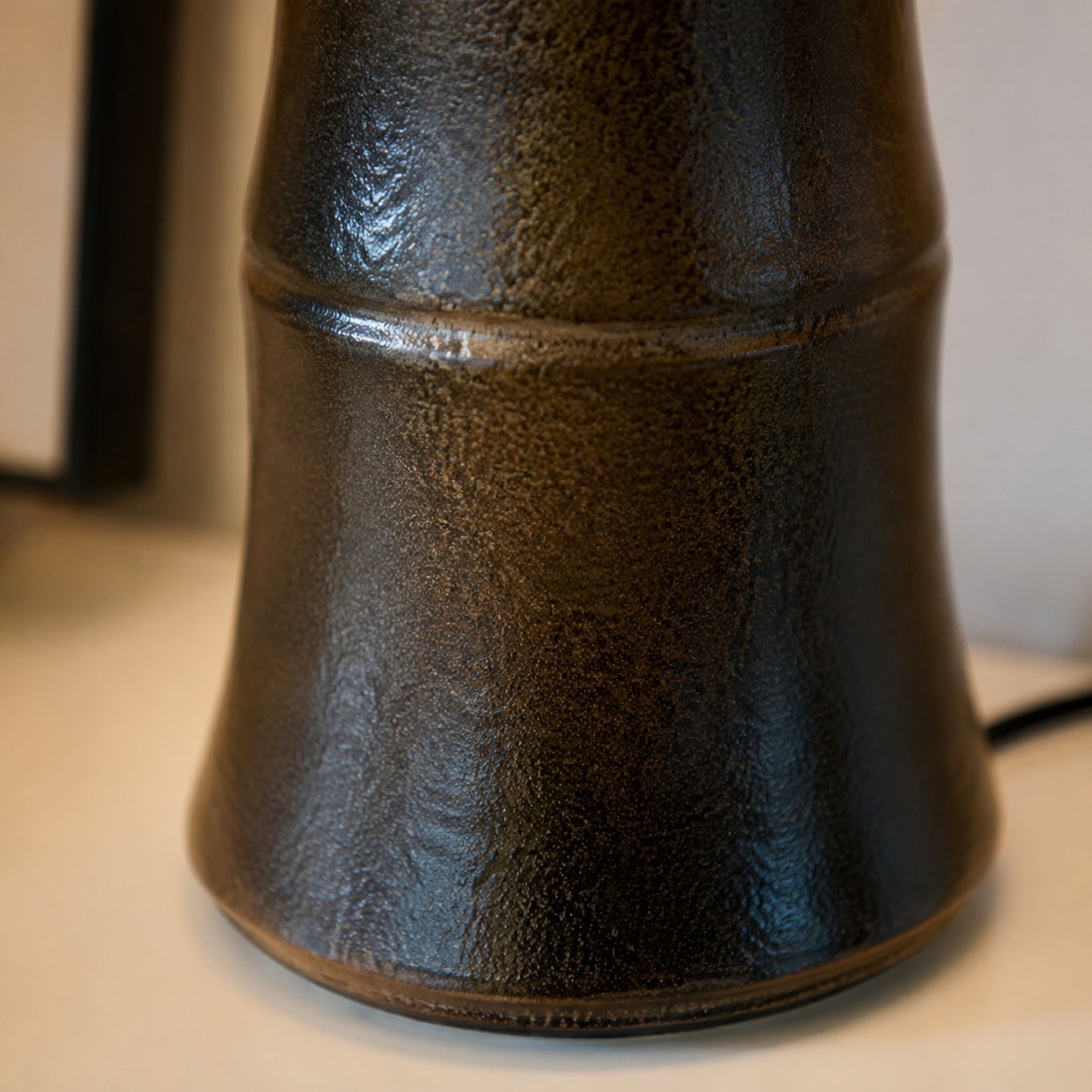 Gros plan sur le corps de la lampe en céramique émaillée foncée
