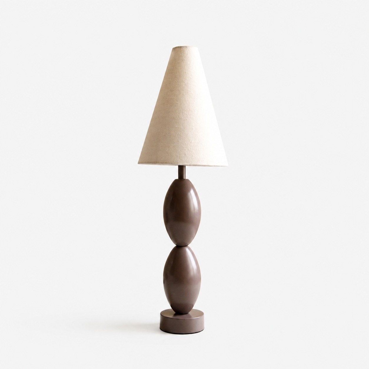 SKU-weergave van de taupebruine tafellamp in de vorm van een kalebas met beige stoffen kap.