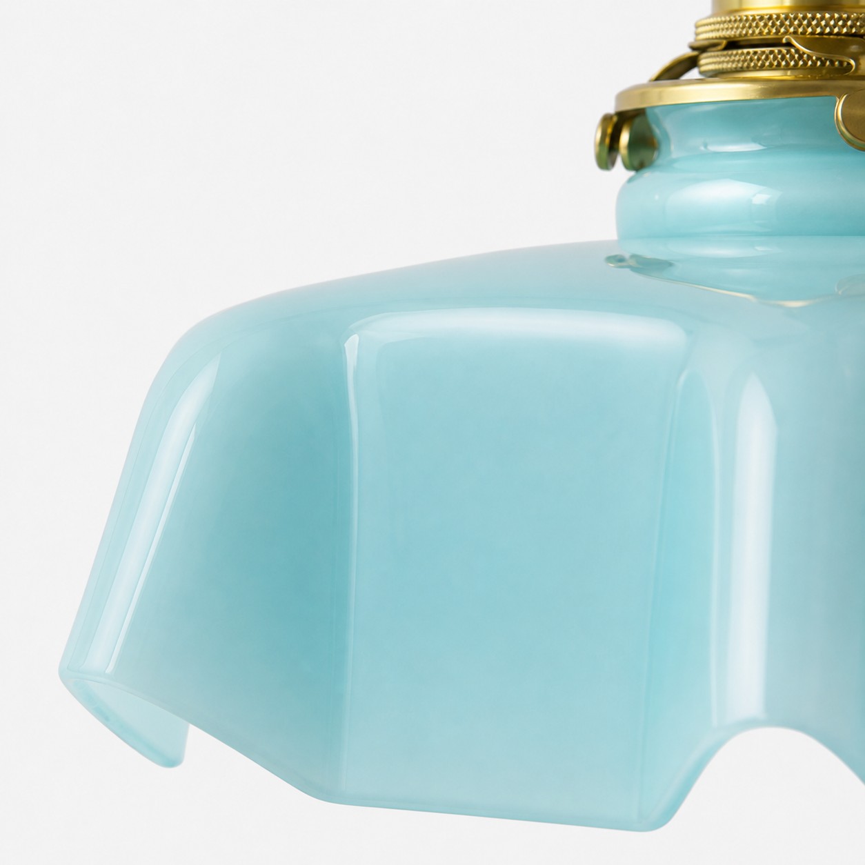 Bord festonné de l’abat-jour en verre opalin Powder Blue