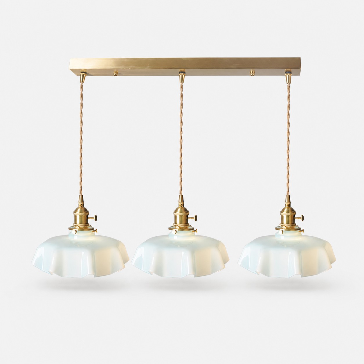 Suspension linéaire à trois lumières Powder Blue sur fond uni