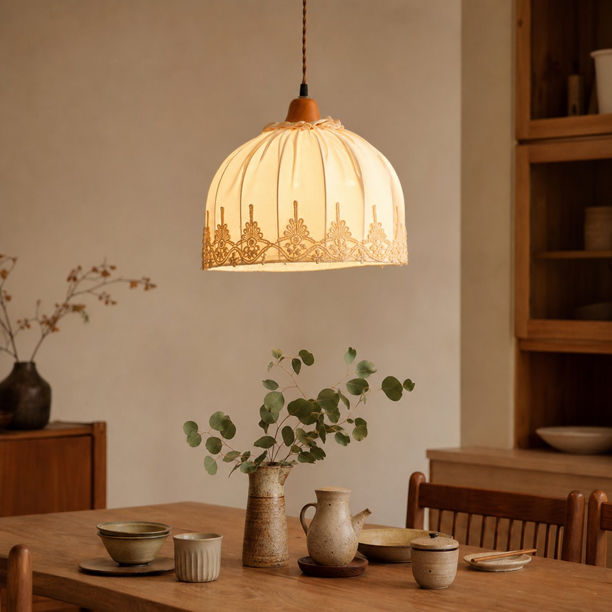 Een sfeervolle hanglamp voor nachtkastjes, eethoekjes, cafés en interieurs met subtiele kleurstellingen.