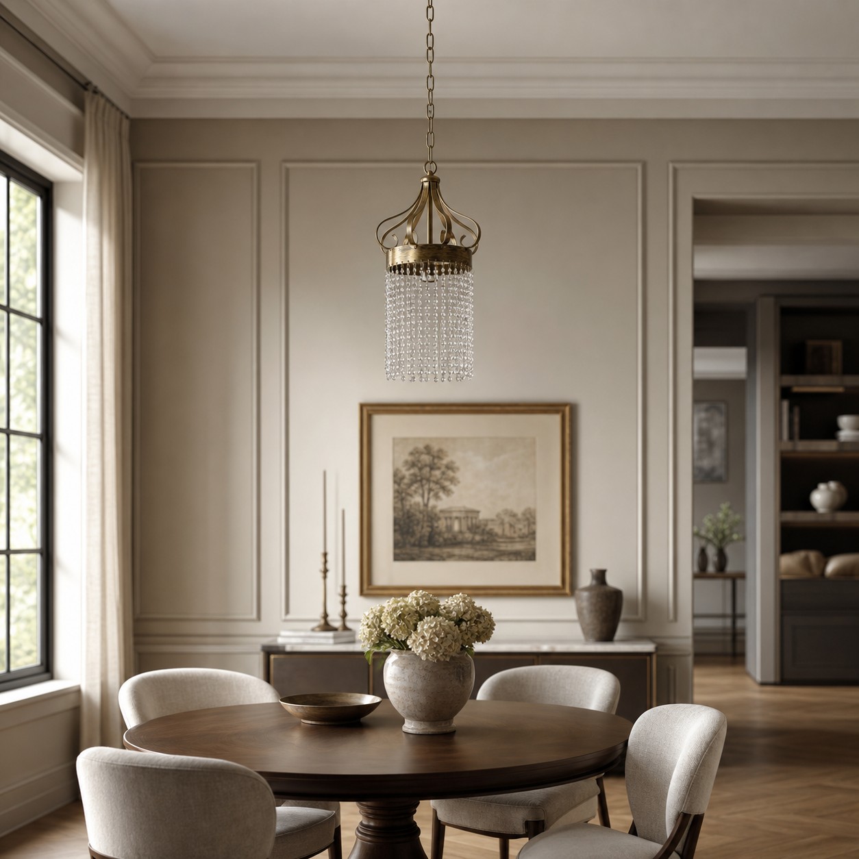 Lámpara colgante de cristal transparente en un comedor neutro y refinado