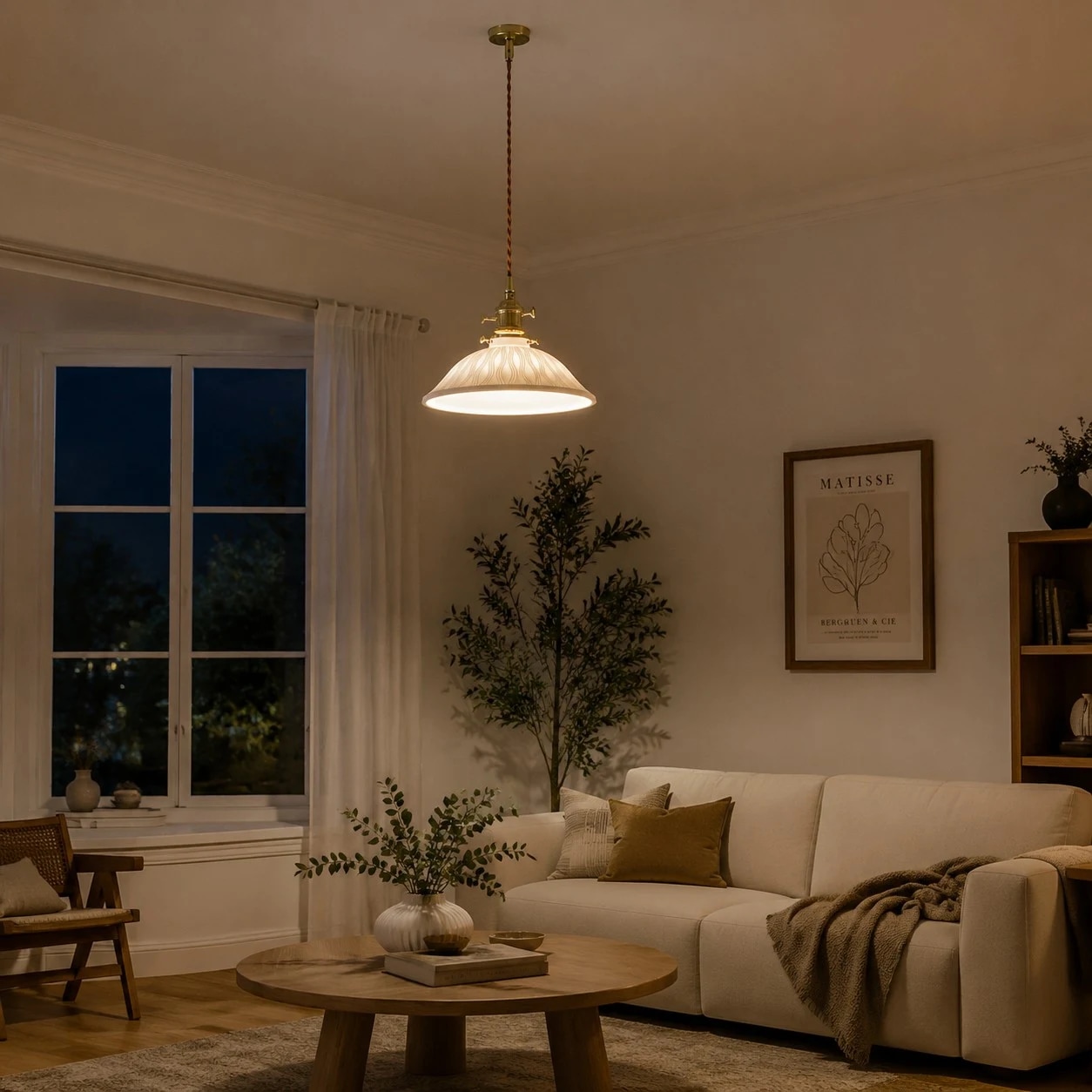 A calm focal point for dining tables, tea corners, and counters.