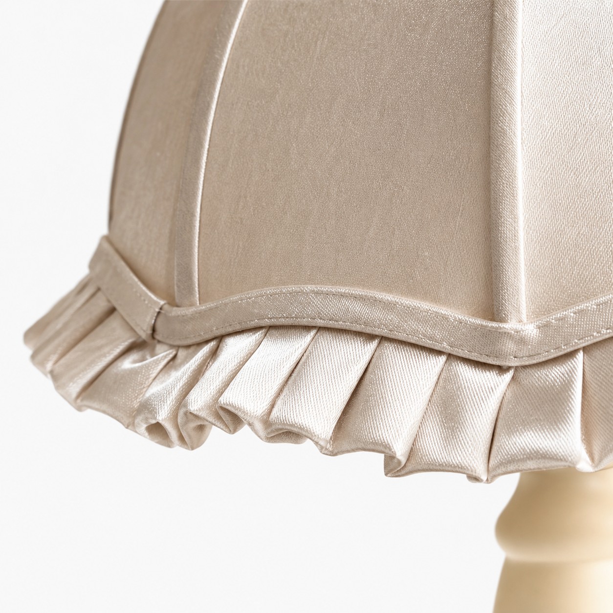 Detailweergave van de gegolfde rand van de stoffen lampenkap.