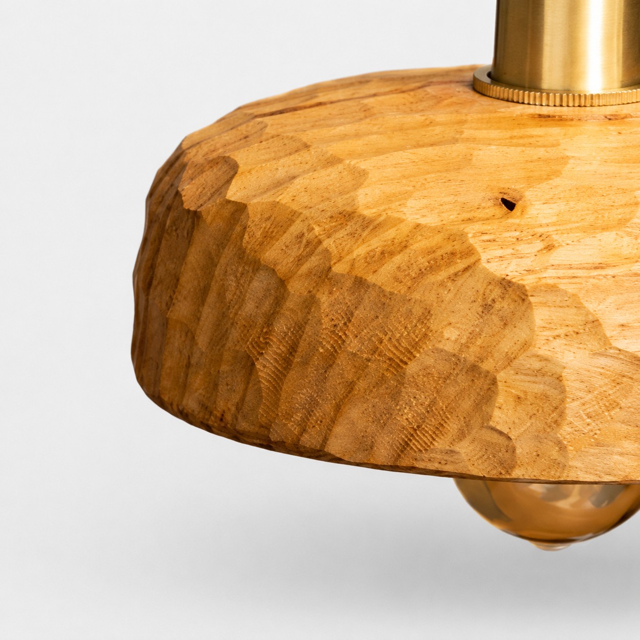 Vista de cerca de la textura de la pantalla de madera natural tallada a mano