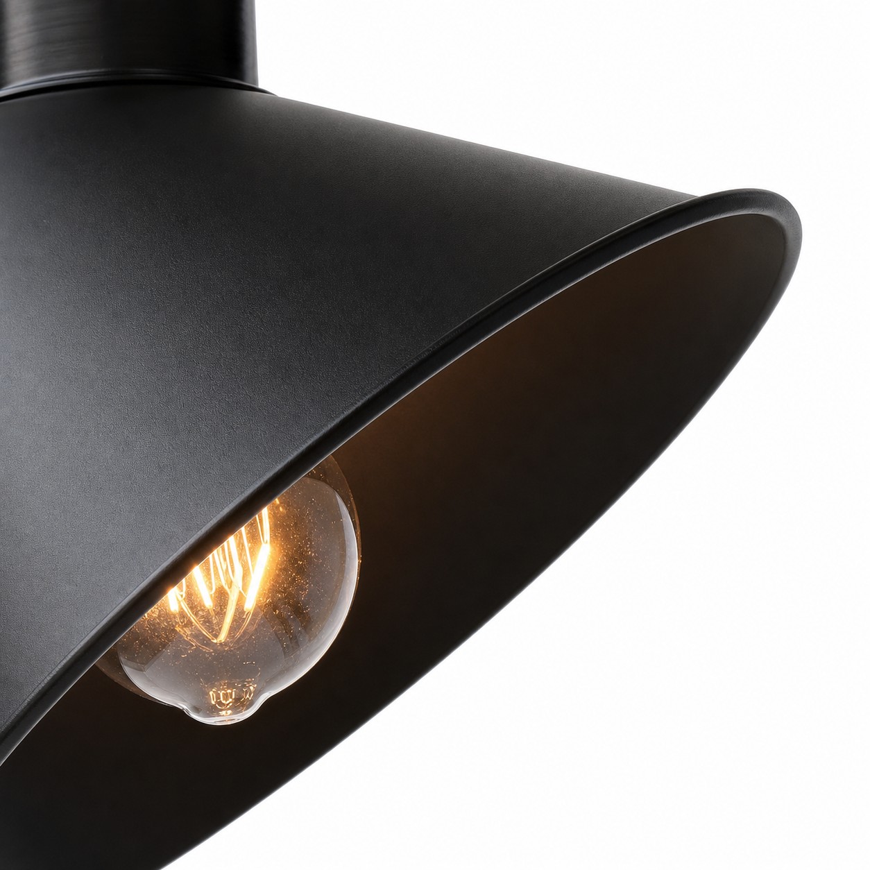 Close view of black cone shade and Casquillo E27 opening