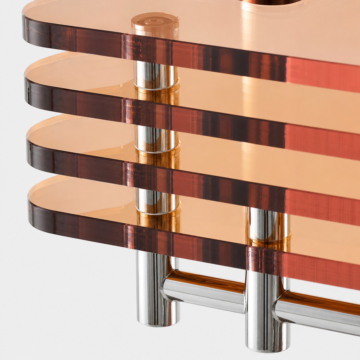 Détail des bords en acrylique superposé et du support chromé