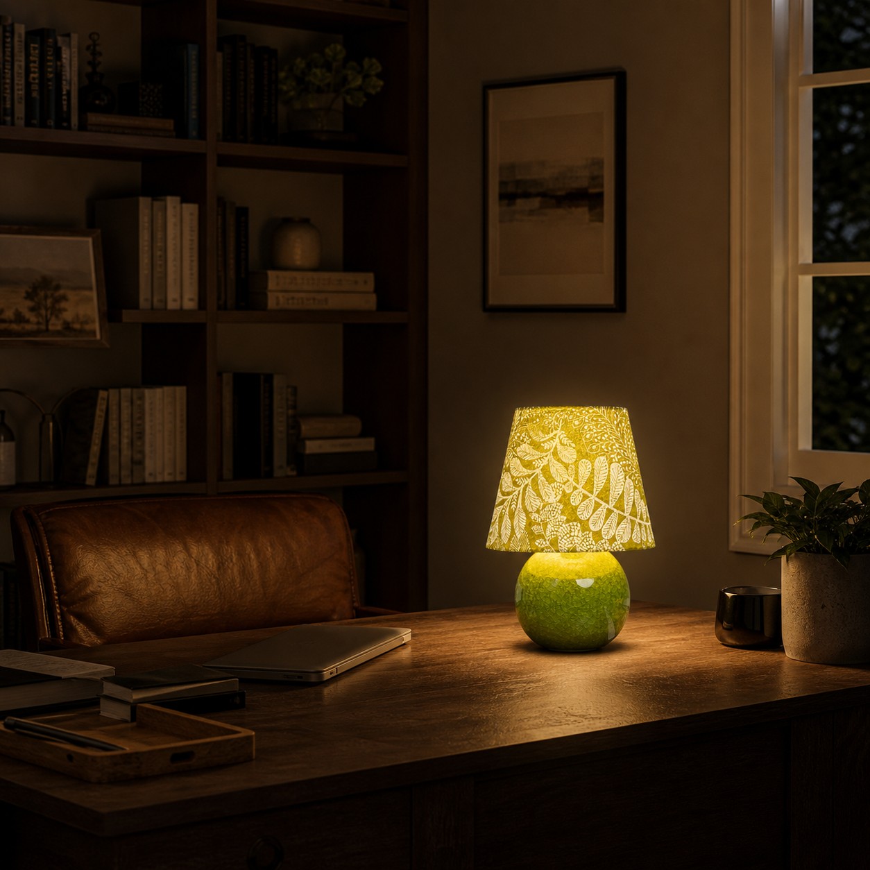 Lampe de table botanique à motif d’olivier sur un bureau d’écriture au crépuscule