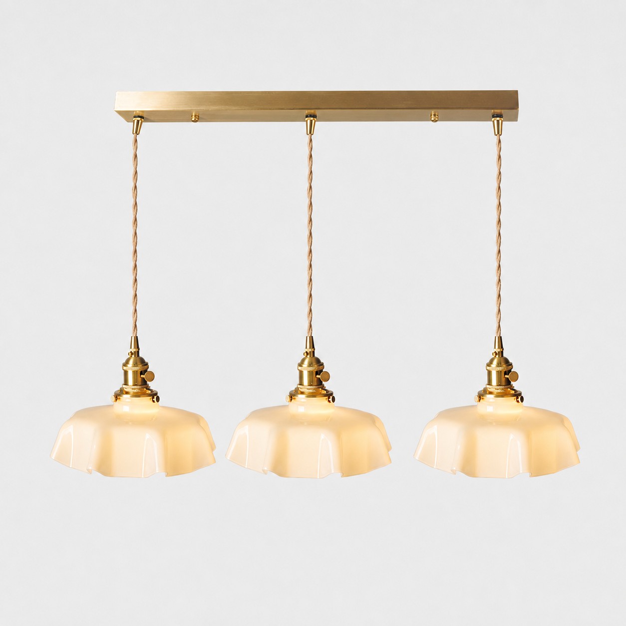 Suspension linéaire à trois lumières Warm Ivory sur fond uni