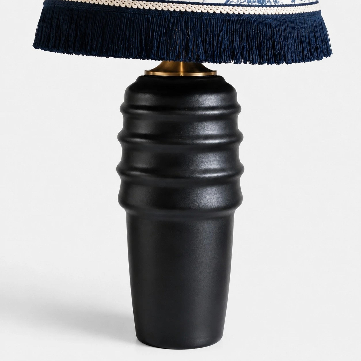 Bestickte Keramik-Tischlampe