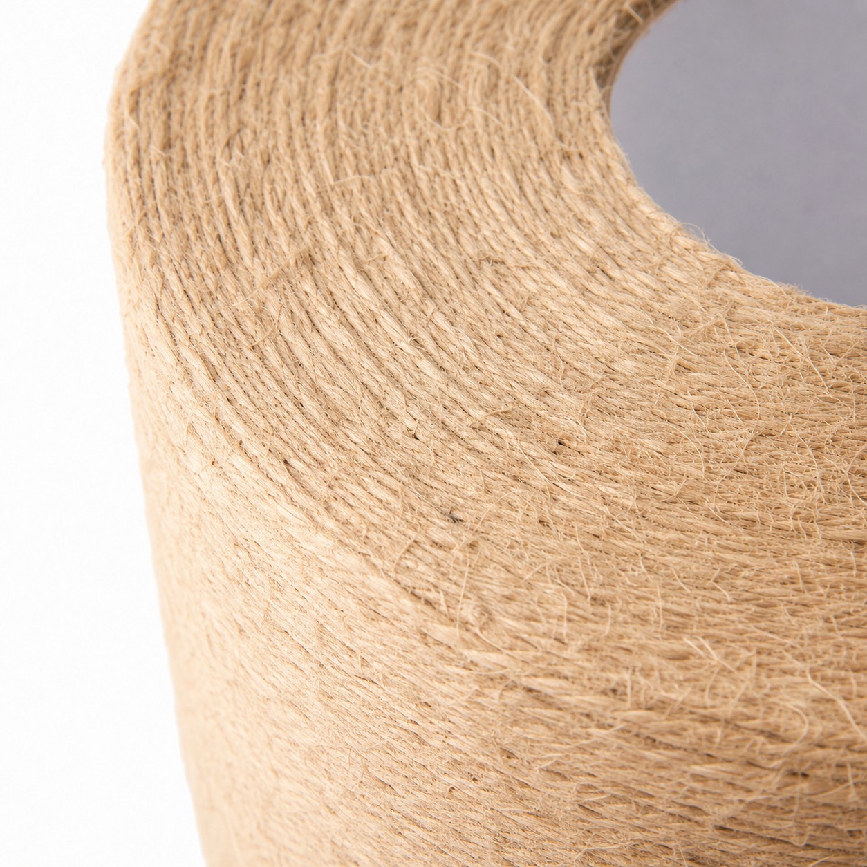 Détail du bord supérieur de l’abat-jour en jute tressée