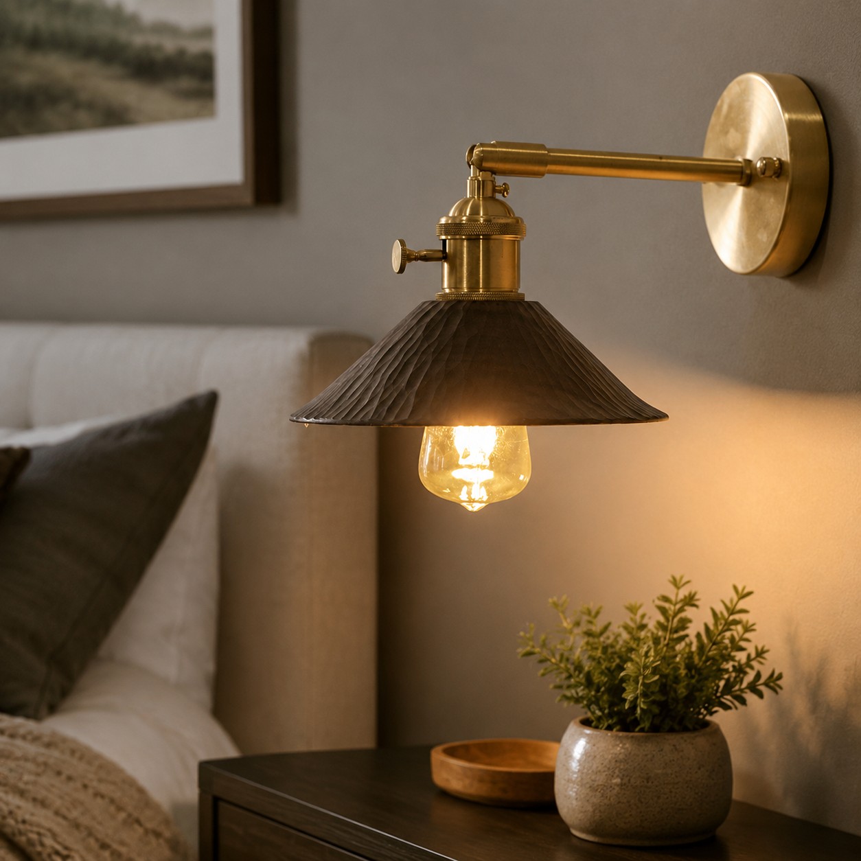 Handsnidad vägglampa i trä och mässing i en varm heminredning