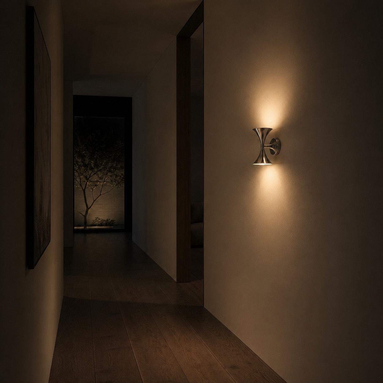 Applique murale chromée diffusant une lumière chaleureuse dans un couloir paisible