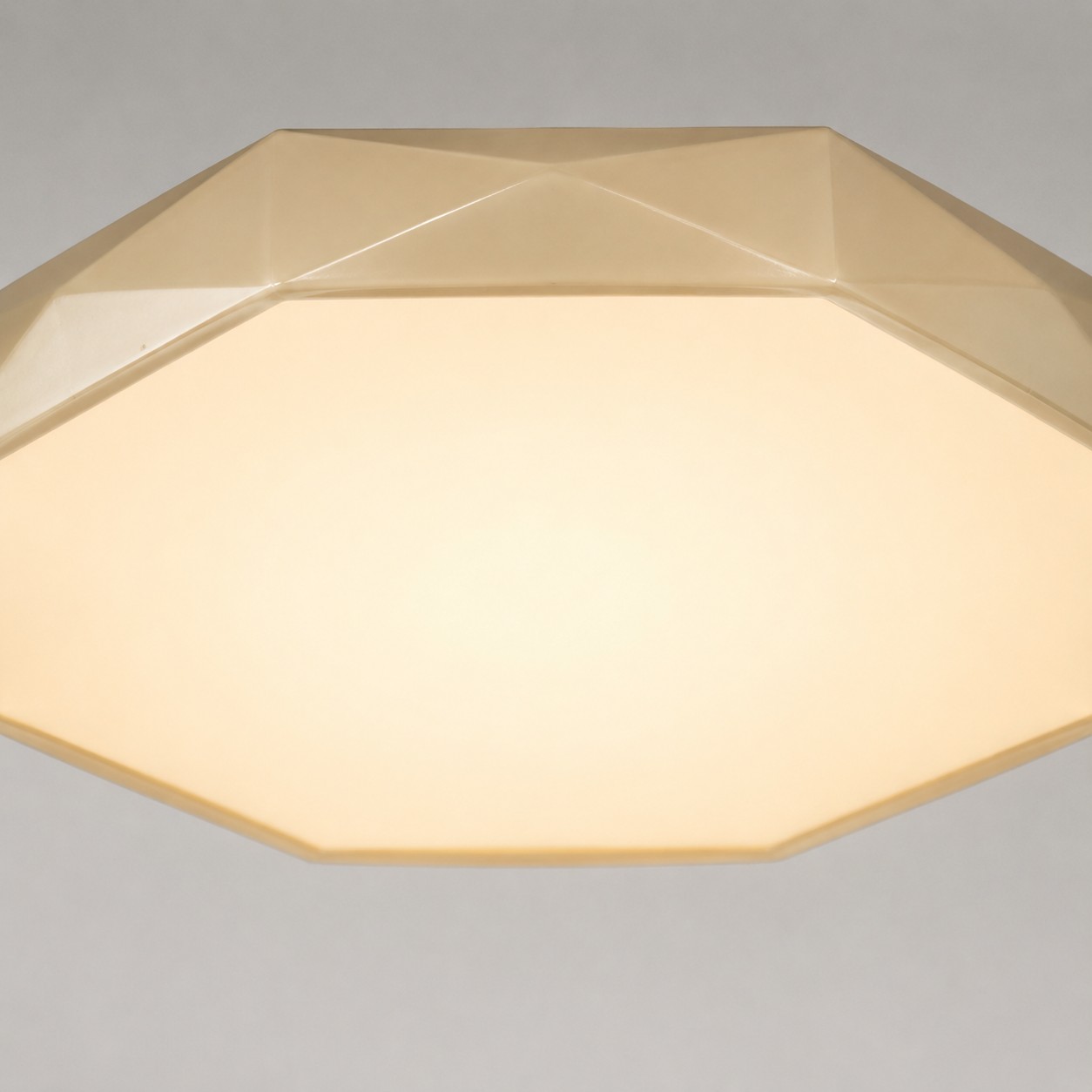 Détail avant du diffuseur lumineux et du cadre polygonal