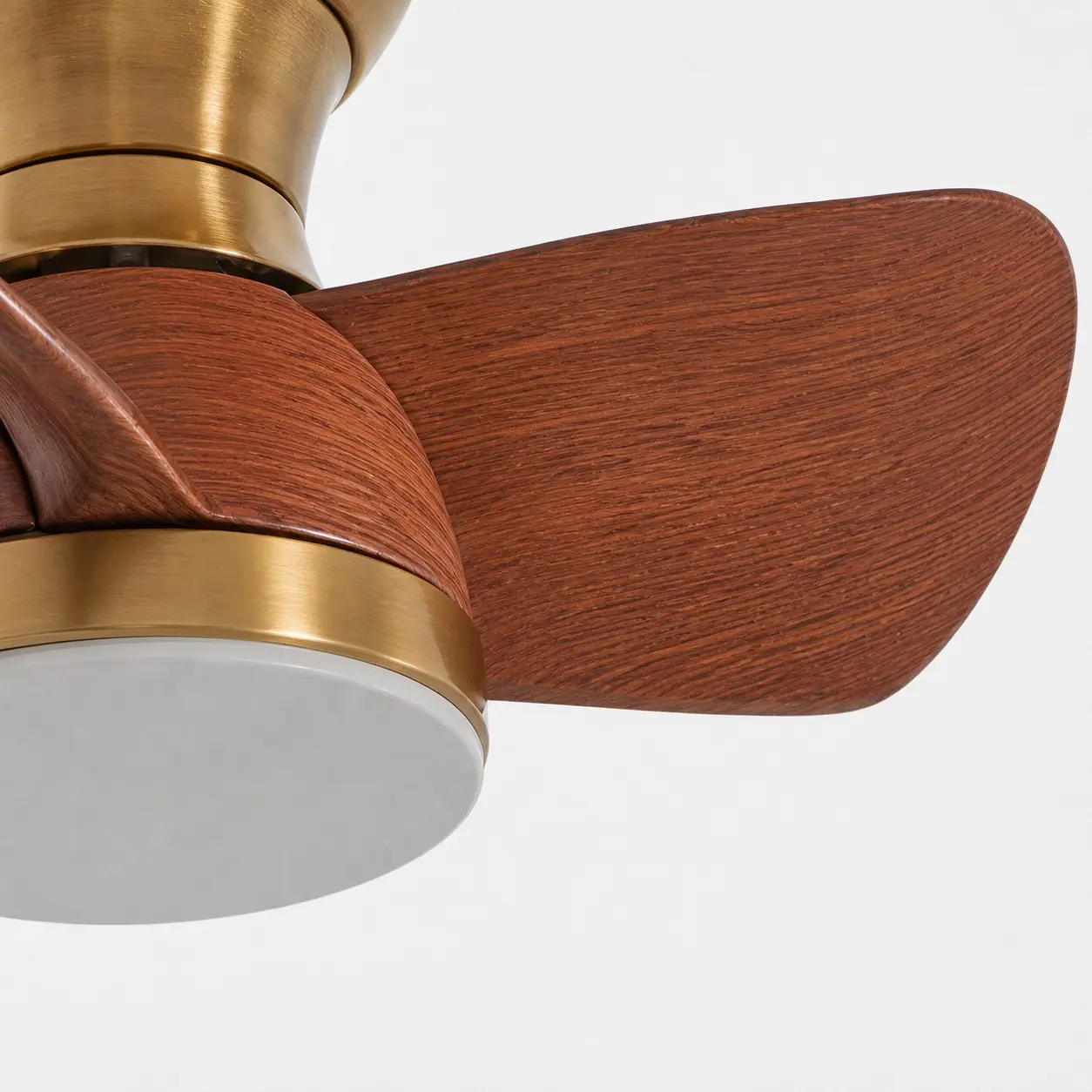 Détail de la texture et du profil des pales de ventilateur imitation bois