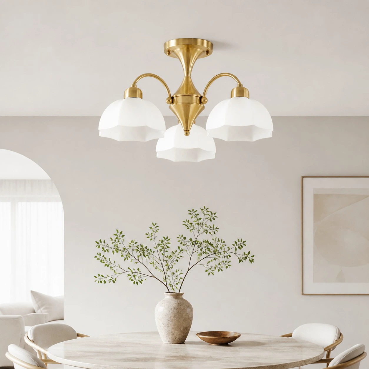 Lustre à trois lumières au-dessus d'une table à manger dans un intérieur lumineux